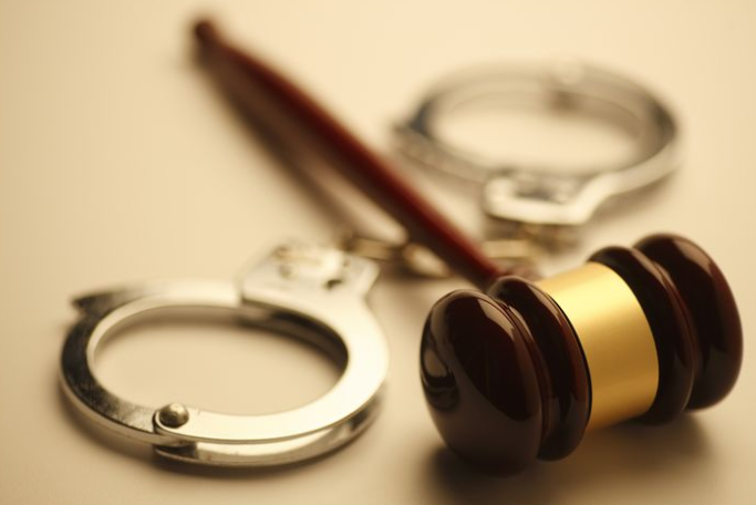 刑事律師：女子沉迷麻將敗光家產，丈夫另覓新歡遭女子灌硫酸，故意傷害怎么判刑
